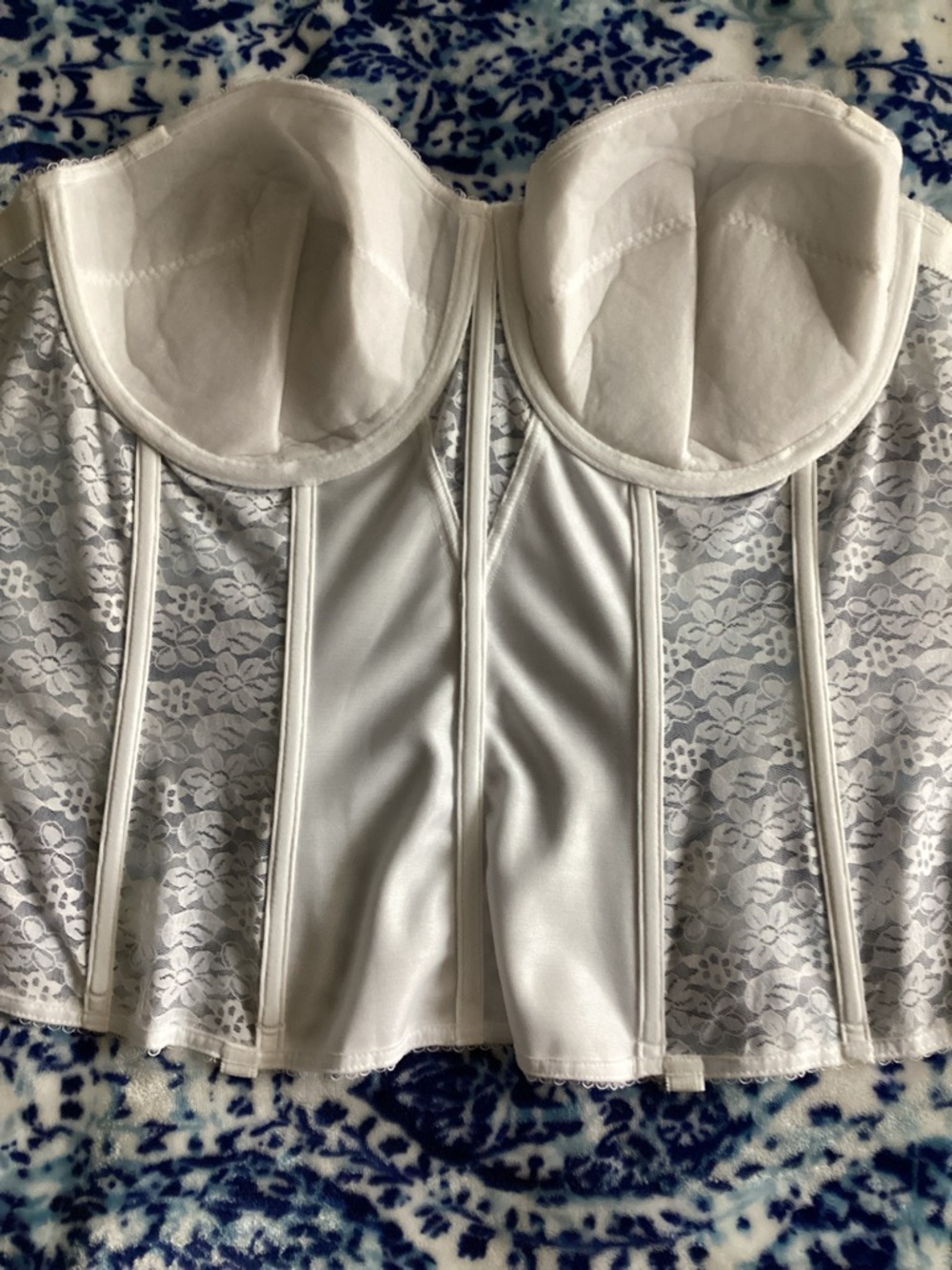 Dominique White Lace Strapless Bustier, No straps are included. Size 44C - Picture 3 of 6